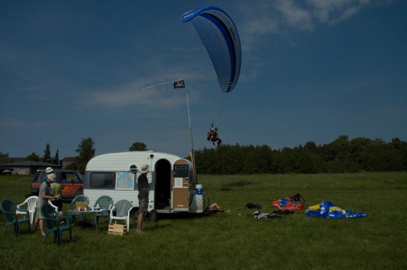 Paragliders over FFF (1)